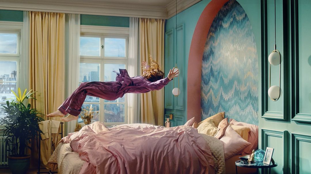 Persona cayendo sobre una cama